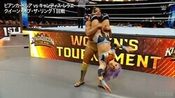 女子レスラーがぶん投げられ場外フェンスへ…　「うおバケモン」超絶アスリート女子が見せた驚異の腹筋力に「すげえ」「痛いだろ」セコンドも呆然