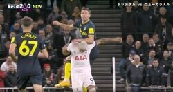 スタジアム騒然！「バケモノ？」「不死身かよ…」 激しく吹っ飛ばされて地面に転倒→すぐに復活 ブラジル代表FWの人間離れしたフィジカルがスゴすぎる瞬間