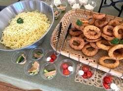 藤あや子、撮影現場の豪華なケータリングを公開「麻婆麺ピリ辛で美味しい」