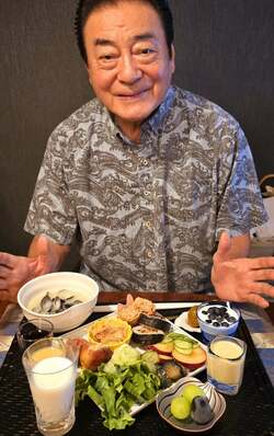 高橋英樹、妻・美恵子さんが作った“彩り豊かな朝食”を公開「お陰様で毎朝色々と食べています」