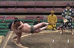 土俵際で力士が“横回転” マンガのような大逆転劇に館内どよめき「ぶん投げた」「これは厳しい」
