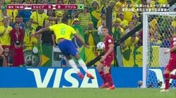 「そこで打つのか」「あの距離から…」アレックス・サンドロの強烈無回転ミドルの威力の観客騒然