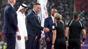 W杯3位決定戦、カタール首長が女性審判と握手せず