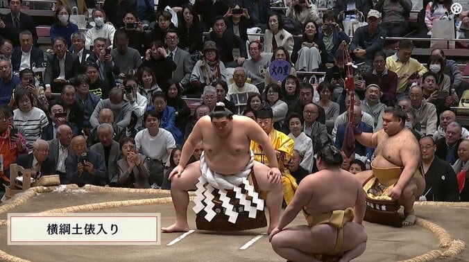 行司の背後に白着物姿の美人女優