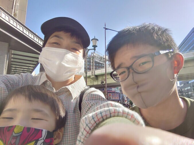  山田花子、息子達との3ショットを公開「ほっこり」「いい写真」の声  1枚目