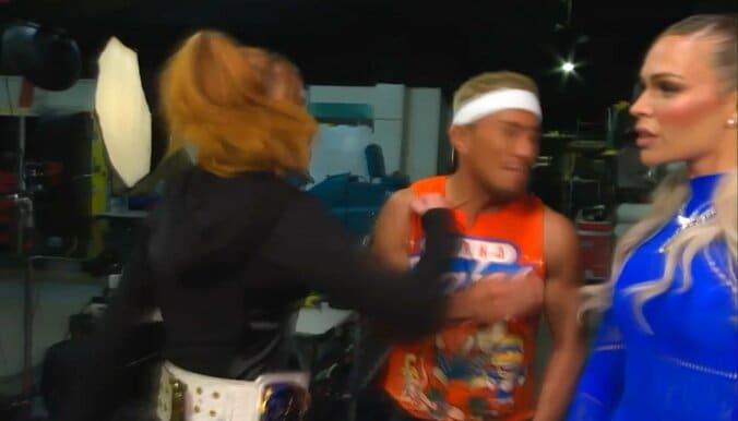 次の瞬間、強烈な右ストレート