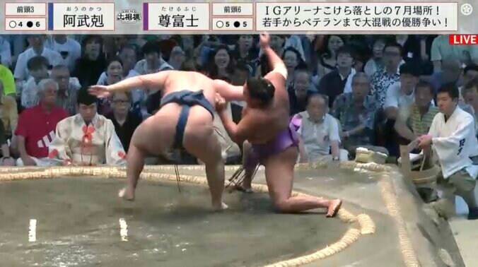 膝から崩れ落ちる尊富士