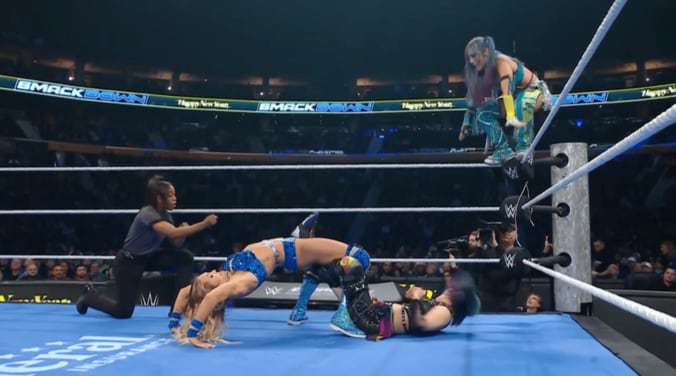 照準を定めるカイリ（写真右上）