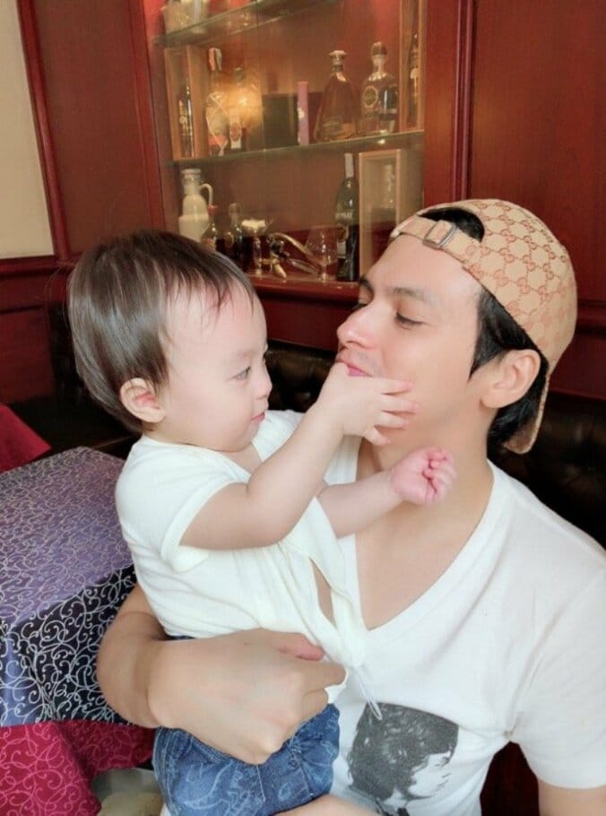 アレク、10万円以上するGUCCIの靴を購入「のんちゃんに買ってもらった」 1枚目