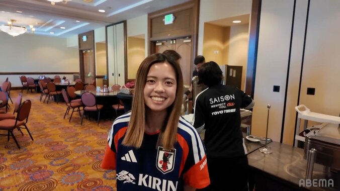 「世界一可愛い作り笑い」長谷川唯の“無言ニコニコ”が大反響！シュールすぎる昼食オフショット「静止画じゃないぞ（笑）」 3枚目