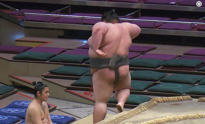 土俵を降りる際に飛び跳ねた錦丸