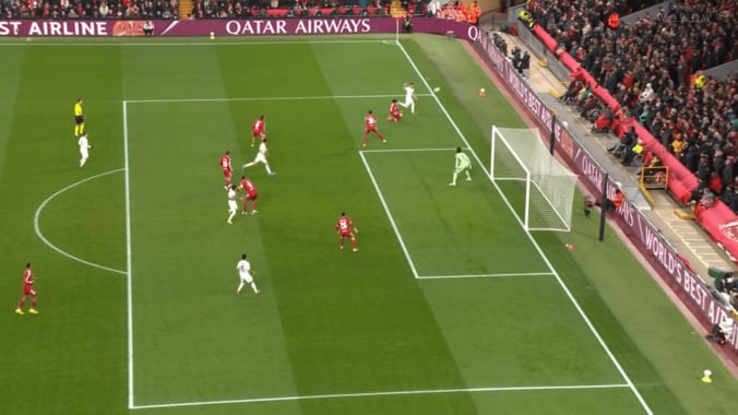 「1人で2人を抑えるのエグすぎる」遠藤航の“神ディフェンス”に騒然！「それ追いつくのヤバい」「よく一人で頑張った」緊急出場の右SBでピンチ阻止 5枚目