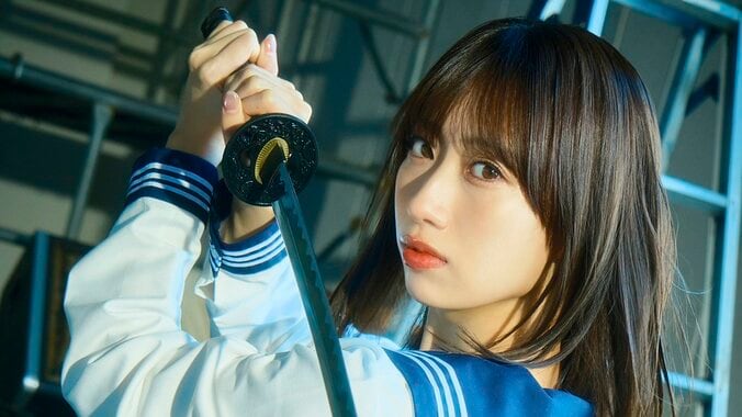 【写真・画像】BEYOOOOONDS・前田こころ、様々な武器を使いこなす“女殺し屋”に変身 ヤンマガWeb「週刊！ハロプロ写真館」　1枚目