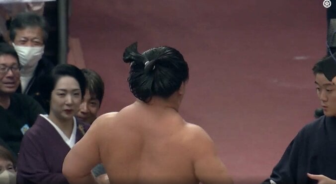 盛り上がる僧帽筋