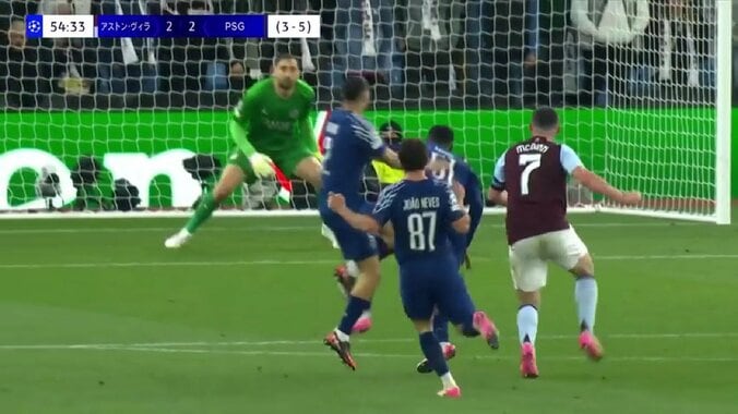 ゴラッソ過ぎてイタリア代表GKが諦めた？「マッギンのランニングミドルイカれてんだろ」スタジアム騒然の40メートル独走→急速落下する高速ドライブシュート炸裂の瞬間 3枚目