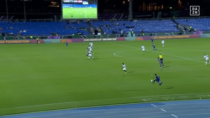 まるで三笘薫！？日本代表SBの“神業空中トラップ”が脚光「まじうめえ」「よく止めた」梅木怜がボールをアウトサイドでビタ止めした瞬間【U23アジアカップ】 3枚目