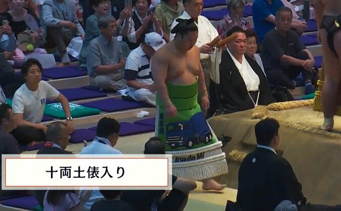 「異色すぎる」十両力士の“斬新な”化粧まわしが話題 ひと際目を引く存在感に「初めて見た」熱視線 3枚目