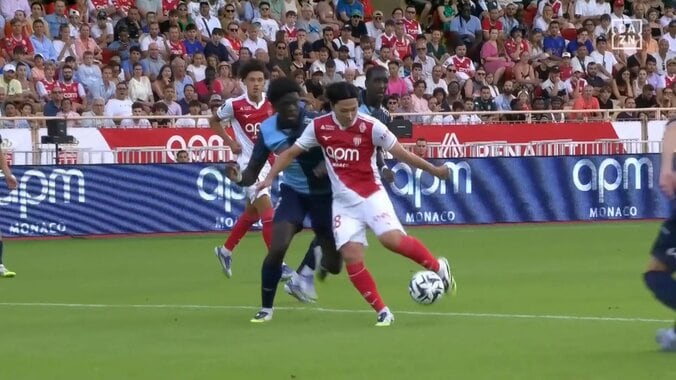 南野拓実“今季初シュート”に拍手喝采！「流石過ぎる」DF4人を出し抜く“キングターン”炸裂の瞬間 4枚目