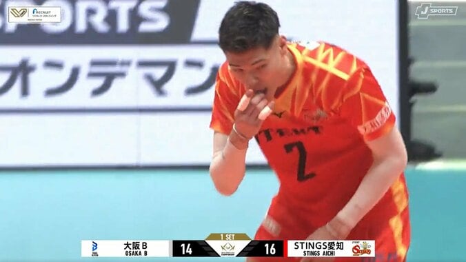 男子バレー、試合中にガムを…拾って食べるまさかの“珍光景” 「3秒ルールしてるw」「ガムを落としてまた…」熱戦最中に 3枚目