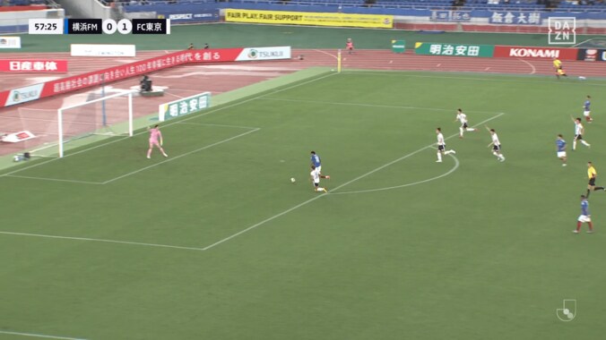 GKミスを帳消し！ 38歳長友佑都、“爆速カバーリング”が脚光「年齢関係ねえよって教えてくれる」「若者が走るのをやめている横で…」森保一監督に猛アピール 2枚目