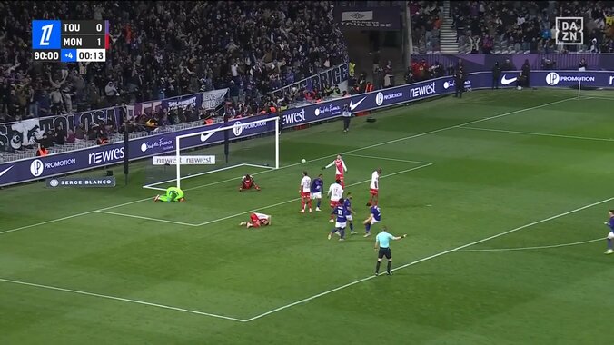 【映像】モナコGK、超高速膝スライディングでピッチ外にフェードアウトした瞬間