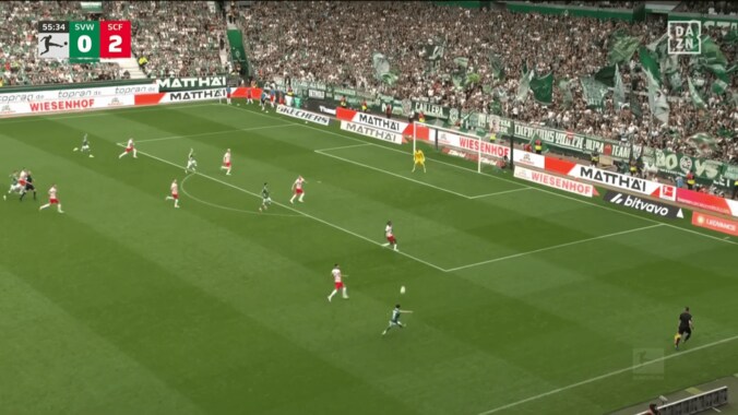 「ハンドやろ！」日本代表DF、高速アーリークロスでPK誘発！「クロスうまい」菅原由勢の決定機創出にファン沸騰 3枚目