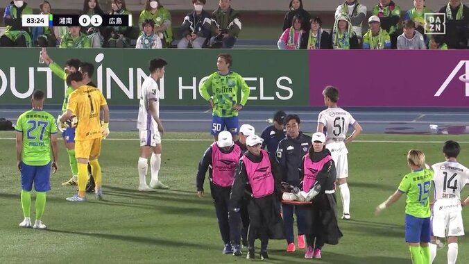 「選手として誇れるね」「プロフェッショナル」担架でピッチ横断の負傷退場に場内からブーイングも選手らがサポーターを制止「脳震盪だから最短距離で」 4枚目