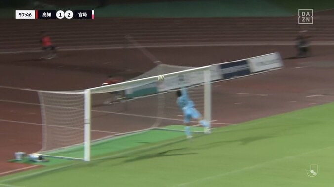 本人も「この動画100回みた」SNSで話題沸騰！J3で衝撃の特大ロングシュート炸裂「マンガかよ！」「時が止まった」意表をついた高速リスタートからのスーパーゴール！ 5枚目