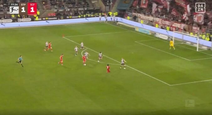 ウソでしょ…！？ 日本代表、鈴木唯人、脳がバグる“ありえないシーン”「これはヤバい」「めっちゃ速いな」3人置き去り→ピッチ横断35m“爆速ドリブル” 4枚目