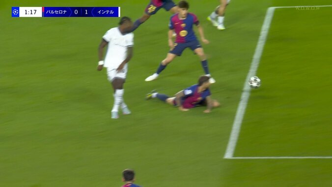 嘘だろ！バルサ守備陣もお手上げ“驚愕のヒールショット”にスタジアム騒然「なんだそのシュート」「おしゃれすぎだろ」 3枚目