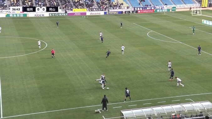 「副審よく見てたな」Jリーグで“軍配差し違え”の珍事「あの一瞬で見定めるのは難しい」際どすぎる接触でイエローカードが出し直しに 4枚目