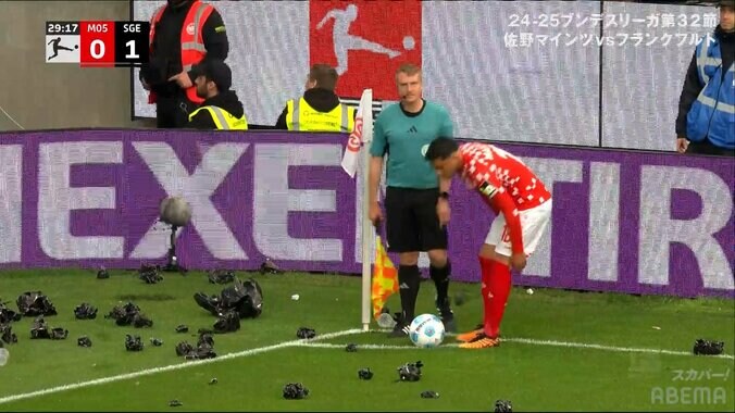 敵サポーターの愚行…“ゴミ直撃”でマインツMFが激怒！「行儀が悪すぎ」「収拾がつかない」「これはダメでしょ…」試合中断騒動にファンも唖然 3枚目