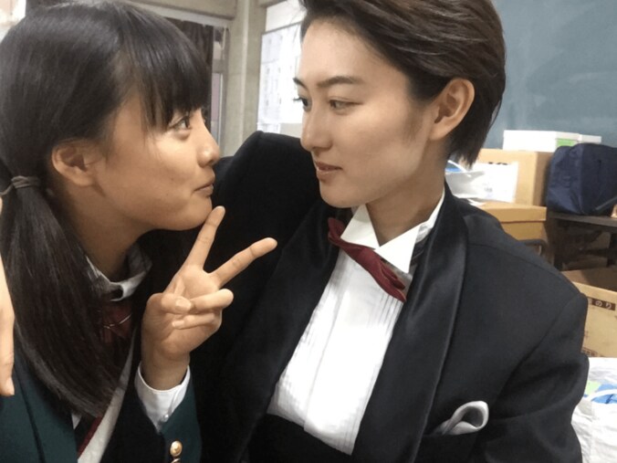 大友花恋、“イケメン様”ことタキシード姿の高月彩良にメロメロ　見つめ合う2ショットも披露 1枚目