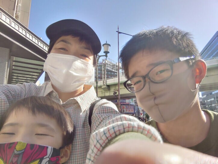  山田花子、息子達との3ショットを公開「ほっこり」「いい写真」の声 