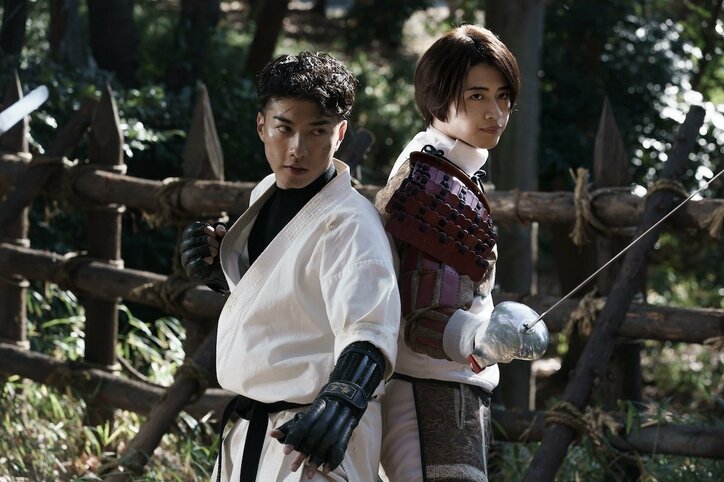 新田真剣佑、鈴木伸之、渡邊圭祐らの個性溢れるユニフォーム×鎧姿『ブレイブ ‐群青戦記-』場面写真