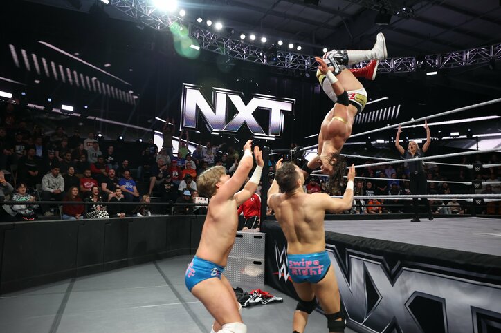 【映像】負けすぎ巨漢レスラーのアクロバティック“バック転ダイブ”