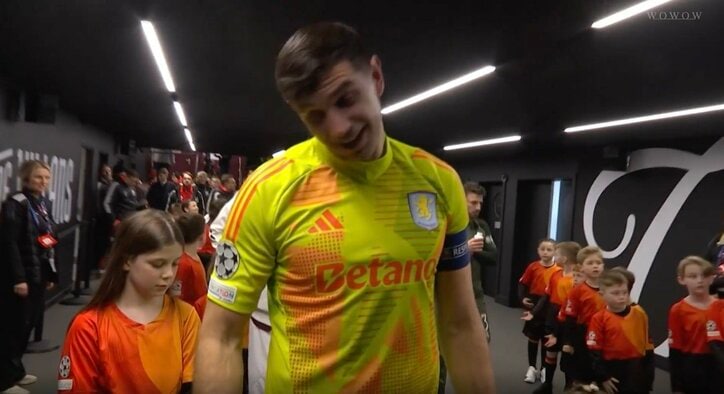 【写真・画像】衝撃！スタジアム騒然… 試合前に大物ミュージシャンが不気味に“登場”「デカすぎw」「かっけえ」 視聴者も驚愕　1枚目