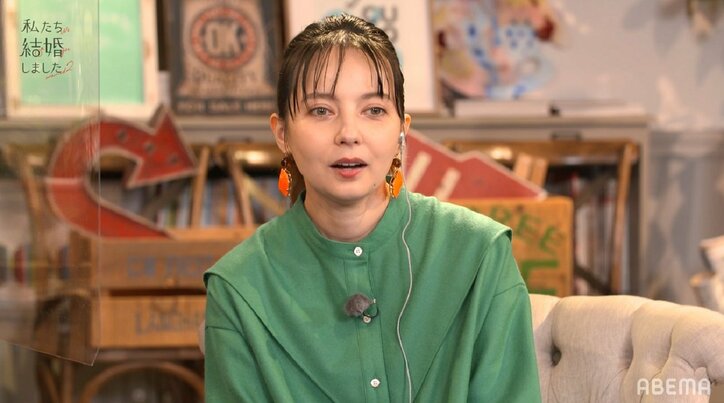 足立梨花「くっつきたいタイプ」塩野瑛久の膝に絡みつき…イチャイチャやりとりにベッキー「キュンキュンした！」『私たち結婚しました2』第1話