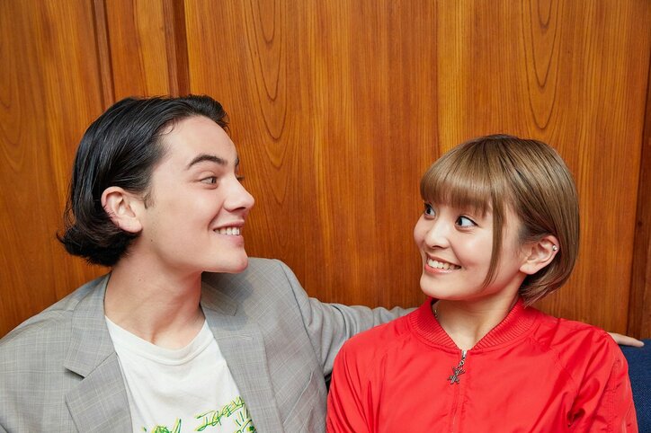 言葉の壁を乗り越えた国際恋愛カップル・イギー＆サラにインタビュー １番効果があった勉強法は？『いきなりフォーリンラブ』