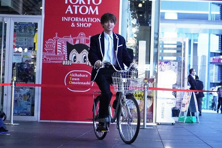 永瀬廉、秋葉原にママチャリで登場 『弱虫ペダル』キックオフイベント