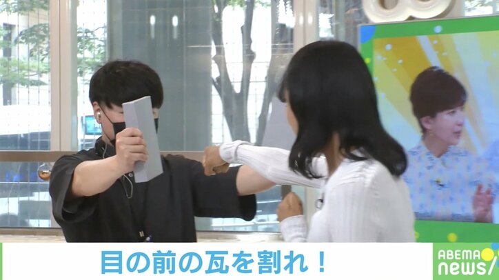 【写真・画像】一度はやってみたい！ でも痛いのはイヤだ！ 「瓦割り」が体験できるアイテムをスタジオで実践　2枚目