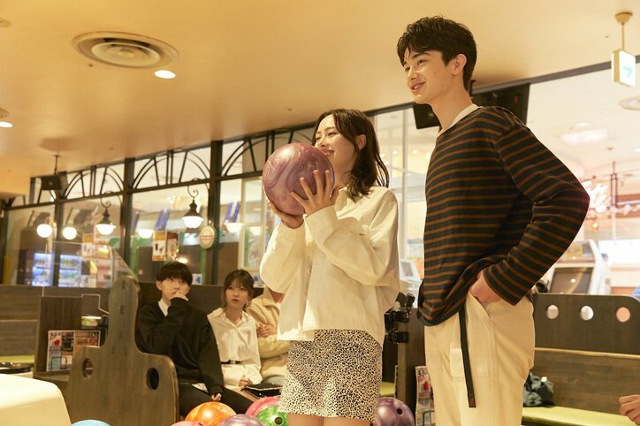 岡田将生似イケメン高校生・えりや、あみとボウリングでハンドシェイク！ゆいP、ツッコミ「全然上手く行ってないのにやってる（笑）」『恋ステ 2021春 Tokyo』#2