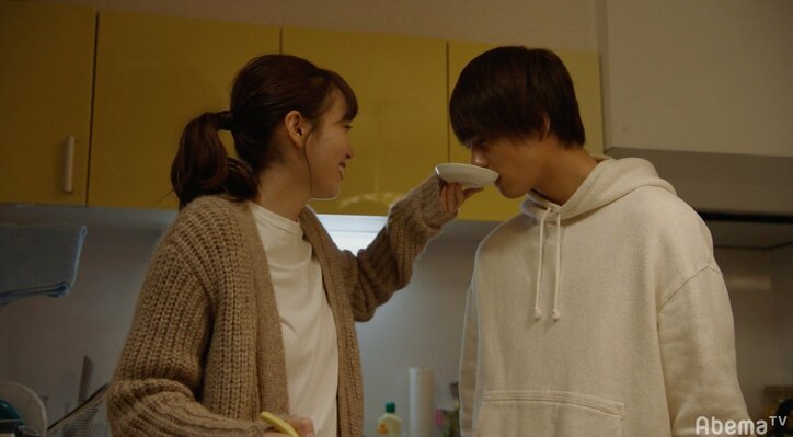 料理をしながらバックハグ！？佐野勇斗&飯豊まりえのイチャイチャに視聴者ほっこり「こんな青春したい」