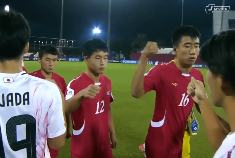 「何だこれ…？」サッカー北朝鮮代表の“グーパンチ挨拶”に世界衝撃「もはやボクシング」「なんて野蛮なんだ」日本戦で物議行動【U-17W杯】