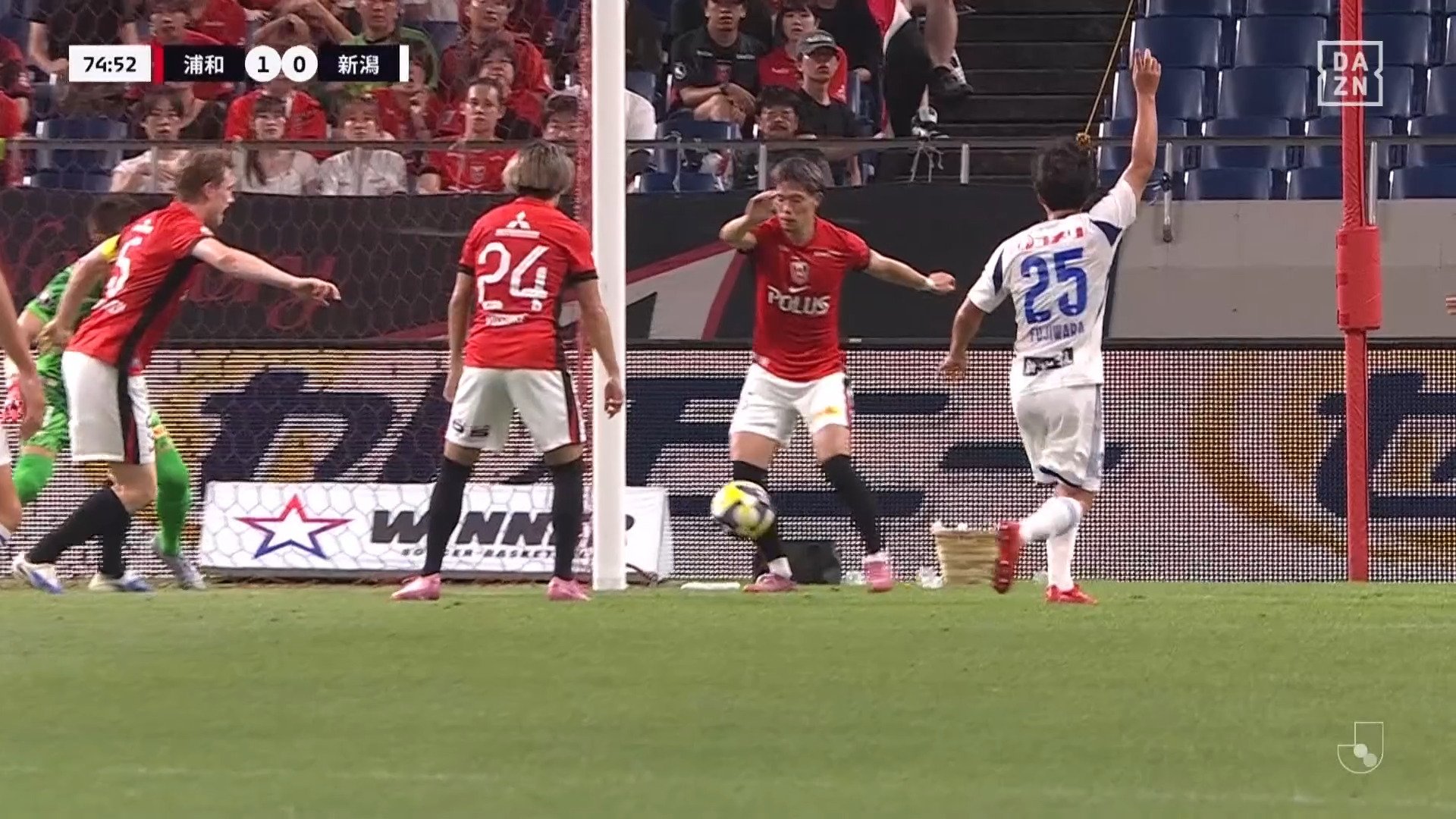 【映像】腕と足の間をすり抜ける“ハンド未遂”の瞬間