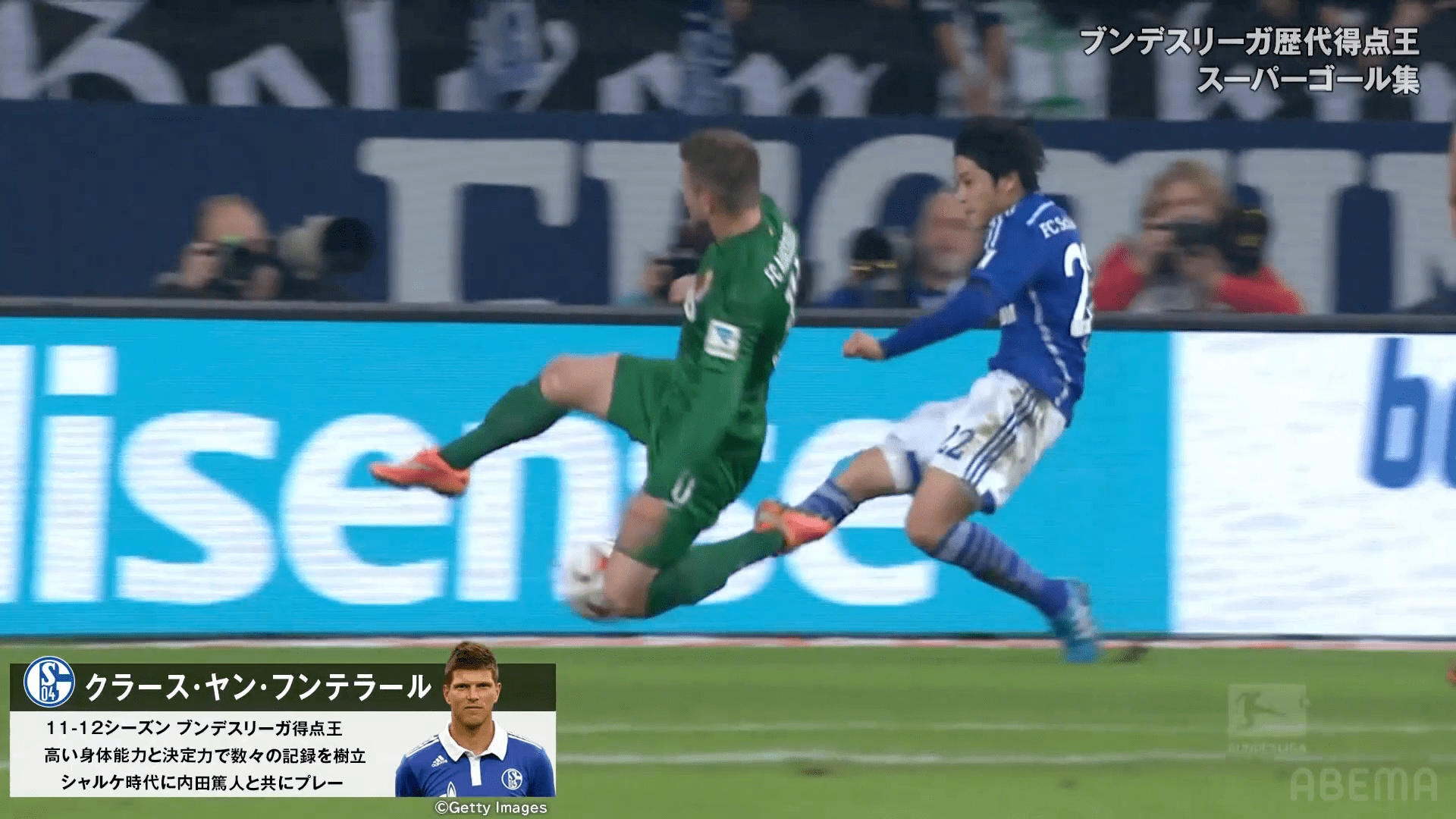 クロスを上げる内田