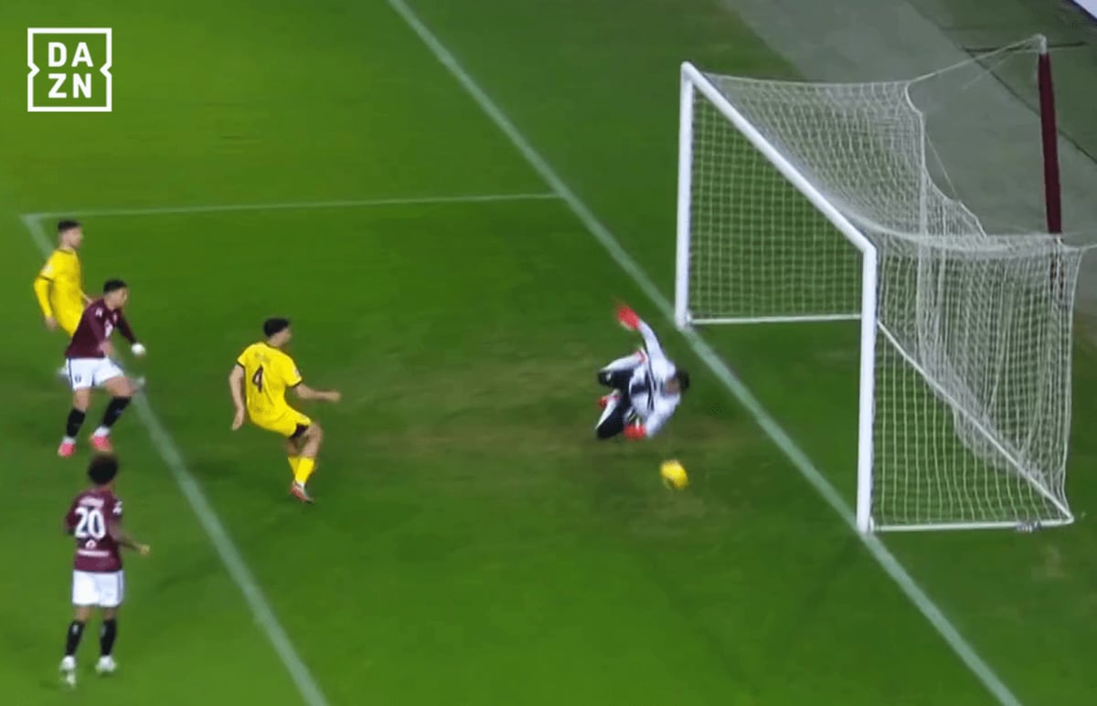 嘘だろ…？ 鈴木彩艶が“鬼反射神経セーブ”で至近距離弾ストップ→相手FW