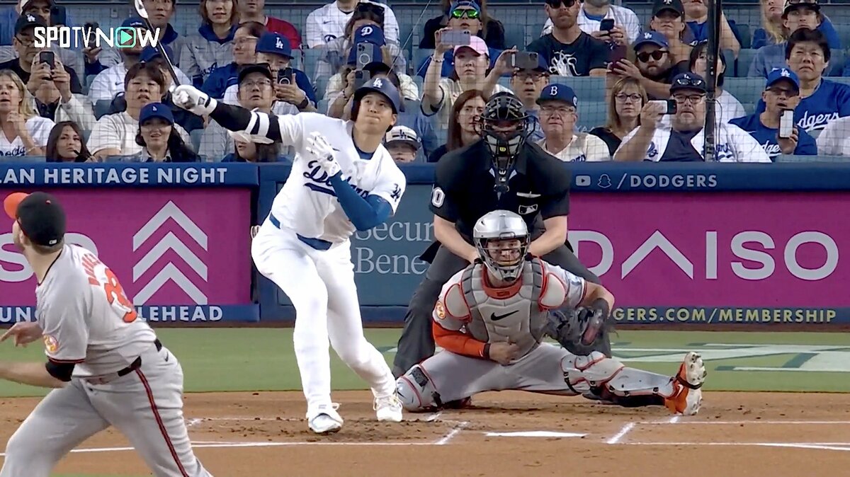 これで入るの！？ 大谷翔平の衝撃アーチにバッテリー“愕然” 泳いでいる