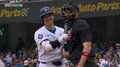 球審にとっては一生の思い出?大谷翔平の強烈ファウルを1打席で2発も受けるレアシーン 笑顔で語り合うほっこり空間
