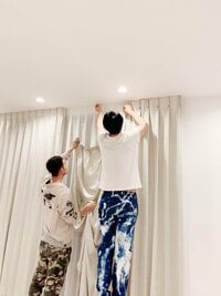 アレクサンダー『新居のカーテン‼️ 取り付けてるよ』